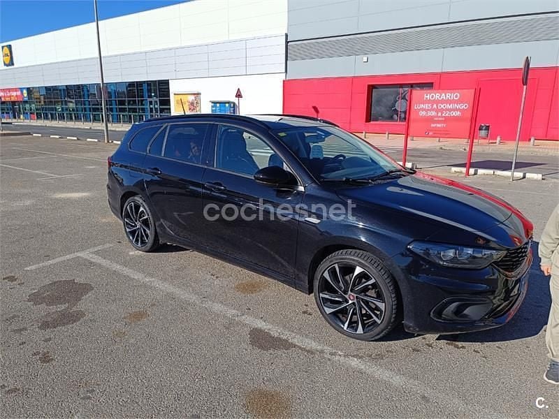 Usado Fiat Tipo 120 CV (88 kW) 2018 Negro Familiar