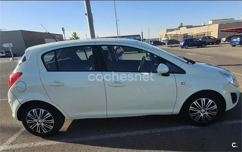 Usado Opel Corsa Essentia 65 CV (47 kW) 2012 Verde Utilitario