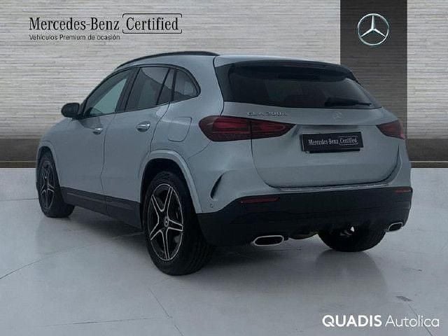 Usado Mercedes GLA200 AMG line 150 CV (110 kW) 2025 Plata hightech SUV
