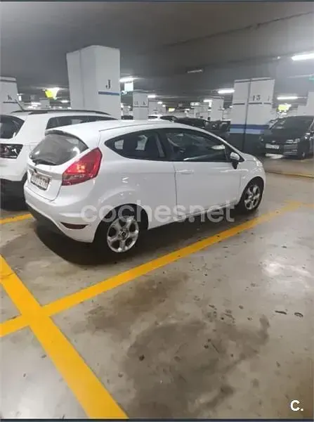 Usado Ford Fiesta Trend 68 CV (50 kW) 2010 Blanco Berlina