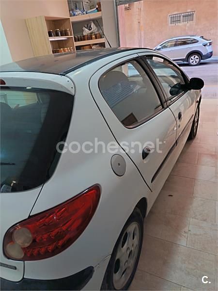 Usado Peugeot 206 70 CV (51 kW) 1998 Blanco Utilitario
