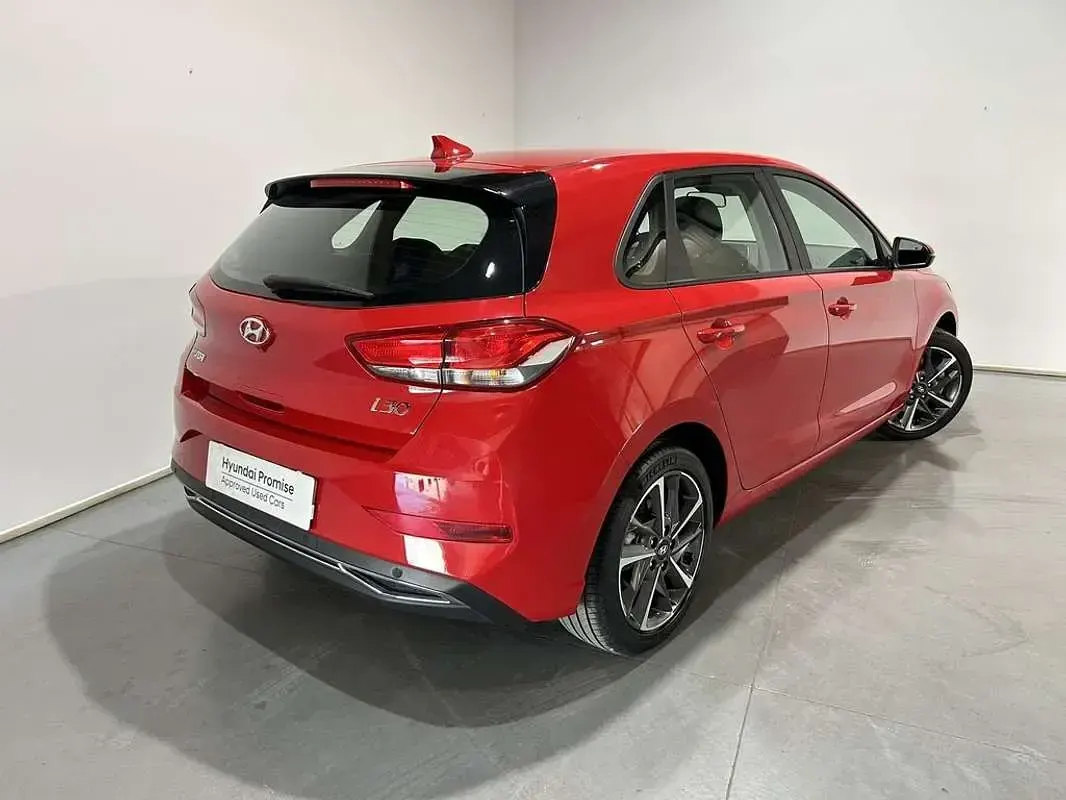 Usado Hyundai i30 110 CV (80 kW) 2023 Rojo Utilitario