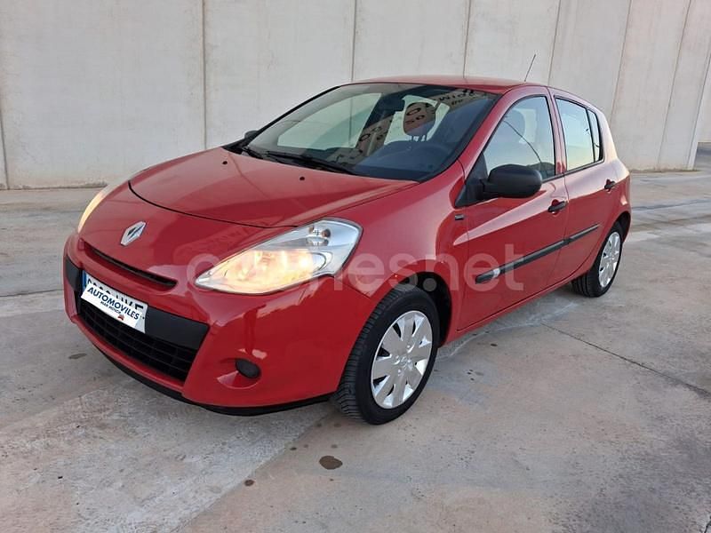Rojo Usado 2012 Renault Clio III Collection Berlina | 3500 € - Imagen 1/4