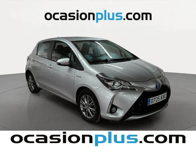 Usado Toyota Yaris Hybrid Active 100 CV (73 kW) 2019 Gris Berlina