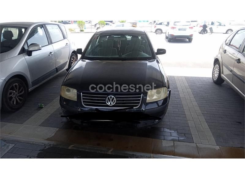 Negro Usado 2002 VW Passat Conceptline Berlina | 2000 € (Precio justo) - Imagen 1/2