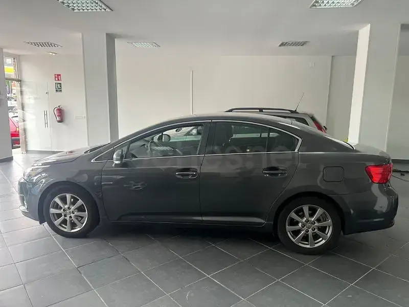 Usado Toyota Avensis Comfort 124 CV (91 kW) 2012 Gris / plata Berlina