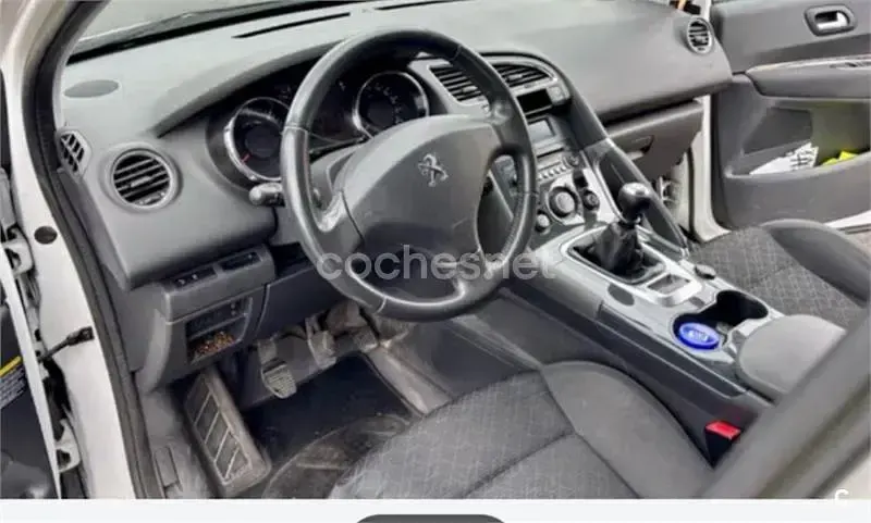 Usado Peugeot 3008 Access 115 CV (84 kW) 2014 Blanco Familiar