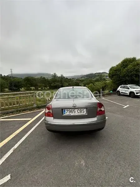 Usado VW Passat Highline 150 CV (110 kW) 2002 Gris / plata Berlina