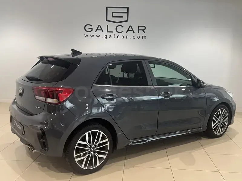 Usado Kia Rio GT-Line 120 CV (88 kW) 2023 Gris / plata Berlina