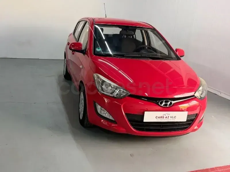 Usado Hyundai i20 85 CV (62 kW) 2013 Granate Utilitario