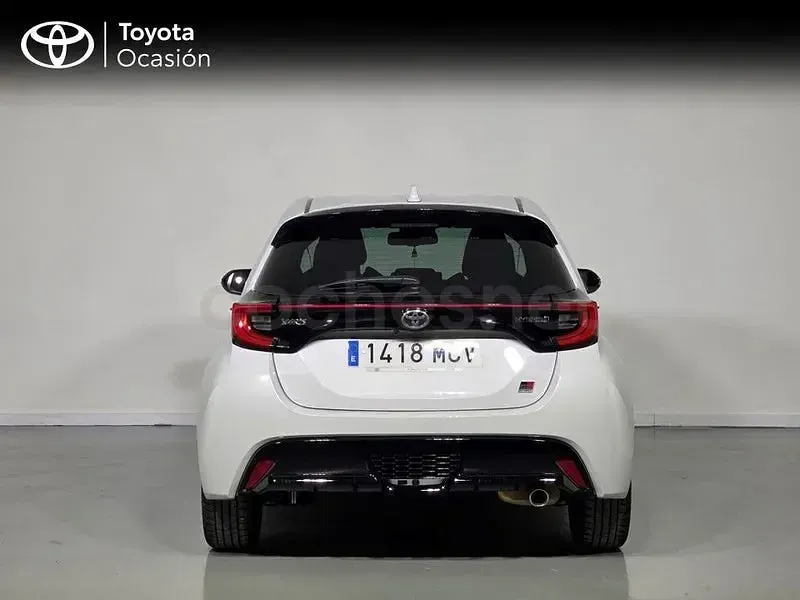Usado Toyota Yaris Hybrid Sport 116 CV (85 kW) 2022 Beige Berlina