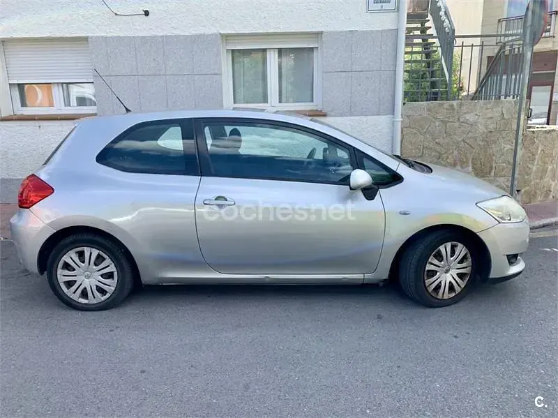 Usado Toyota Auris Luna 90 CV (66 kW) 2007 Gris / plata Utilitario