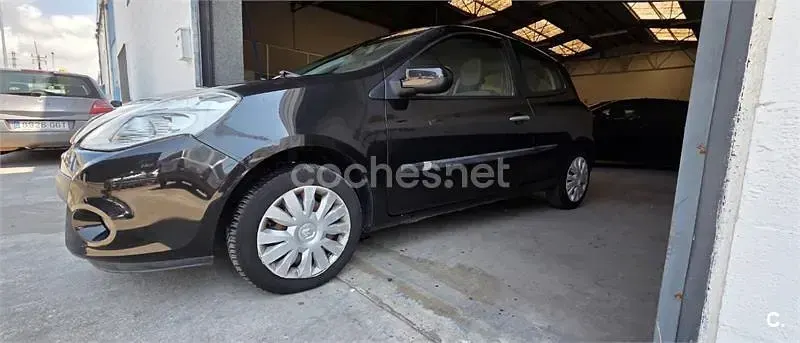 Usado Renault Clio II Authentique 75 CV (55 kW) 2010 Negro Berlina