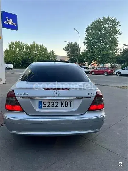 Usado Mercedes E320 Avantgarde 204 CV (150 kW) 2006 Gris / plata Berlina