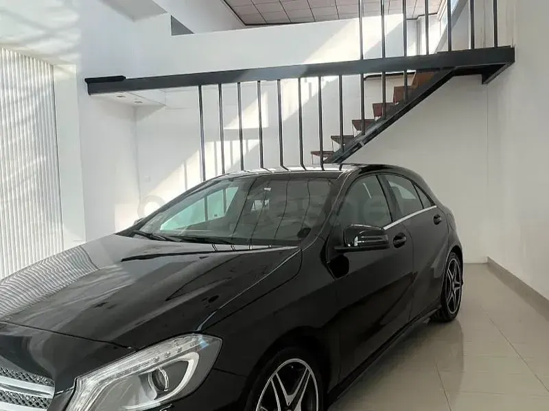 Usado Mercedes A180 AMG line 109 CV (80 kW) 2014 Negro Utilitario