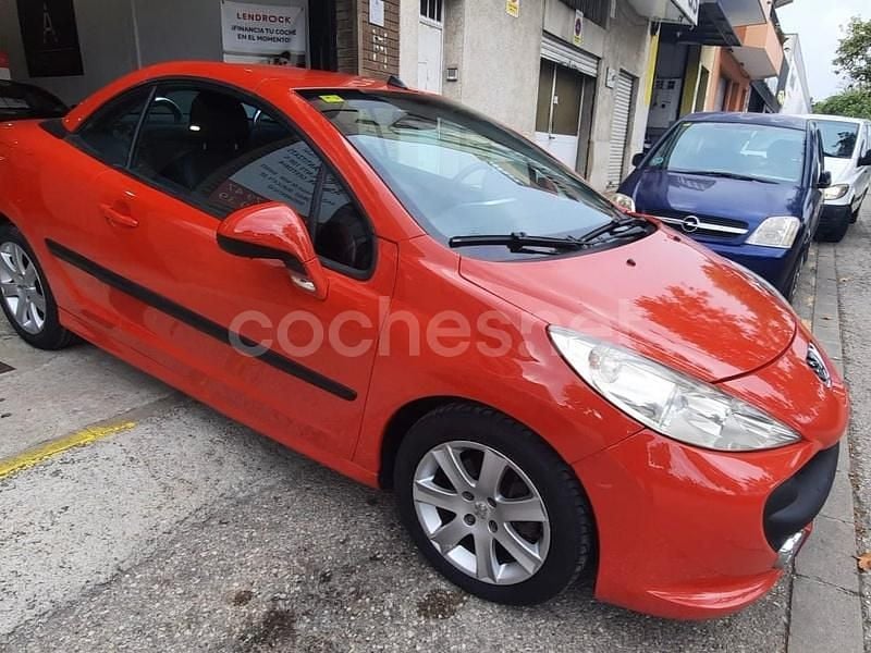 Rojo Usado 2007 Peugeot 207 CC Sport Descapotable | 7990 € - Imagen 1/4