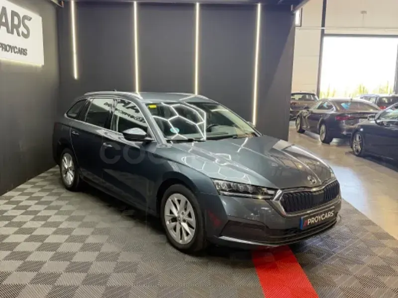Usado Skoda Octavia Sport 150 CV (110 kW) 2021 Gris / plata Familiar