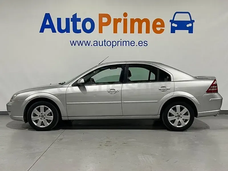 Usado Ford Mondeo Trend 115 CV (84 kW) 2003 Gris / plata Berlina