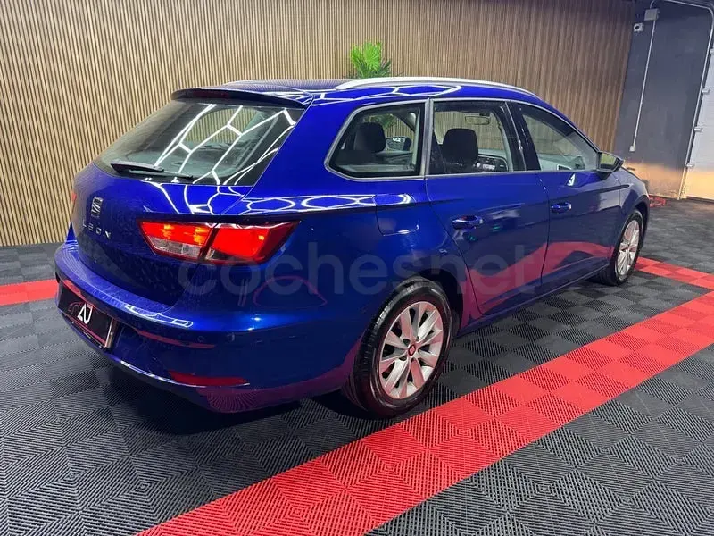 Usado Seat Leon Style 115 CV (84 kW) 2020 Azul Familiar