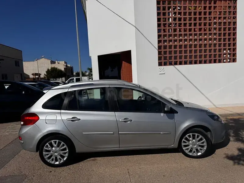 Usado Renault Clio GrandTour Exception 110 CV (80 kW) 2009 Gris / plata Familiar
