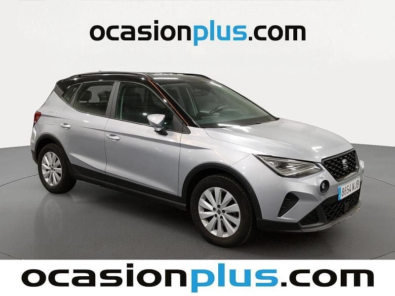 Usado Seat Arona Style 110 CV (80 kW) 2023 Gris plata SUV