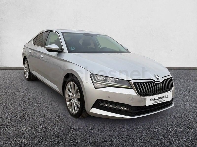 Usado Skoda Superb Ambition 150 CV (110 kW) 2021 Gris / plata Berlina