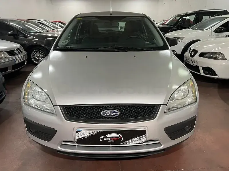 Usado Ford Focus Ghia 100 CV (73 kW) 2005 Gris / plata Berlina