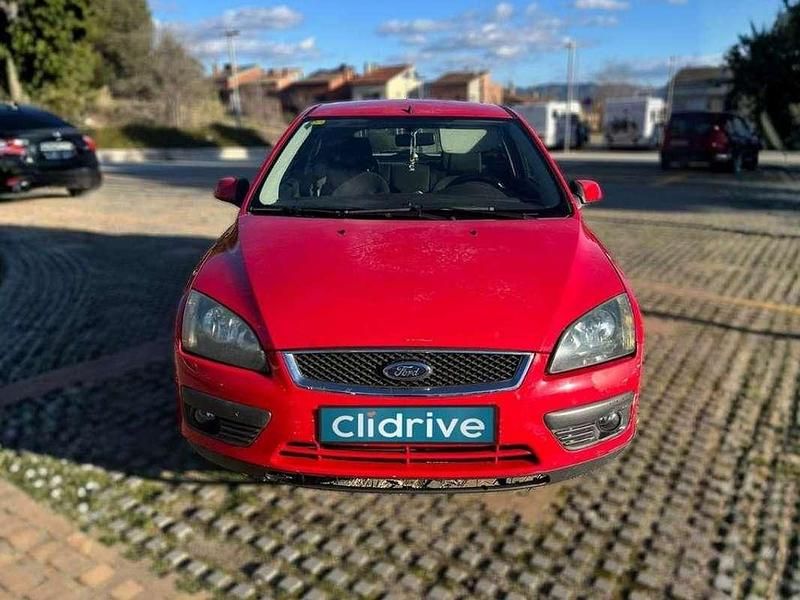 Usado Ford Focus Trend 109 CV (80 kW) 2005 Rojo Berlina