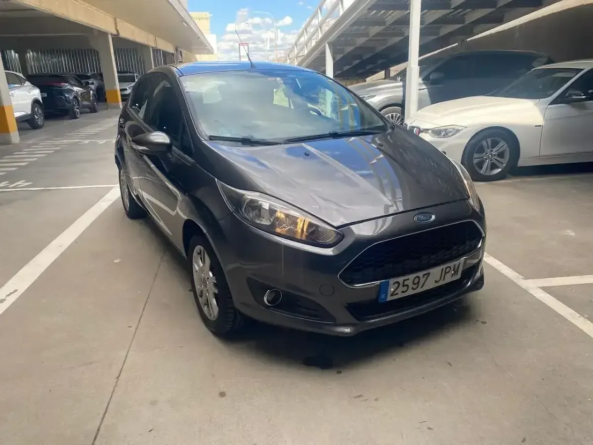 Usado Ford Fiesta Trend 83 HP (61 kW) 2016 Cinzento Citadino
