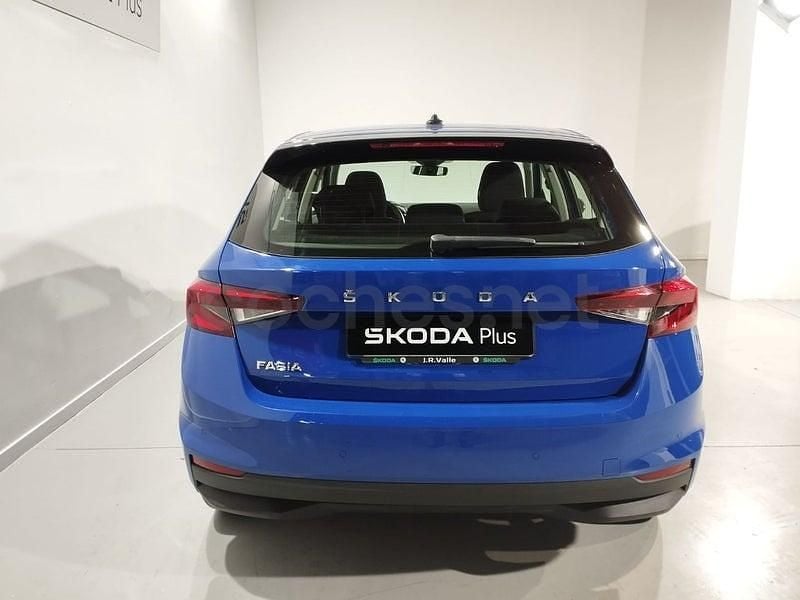 Usado Skoda Fabia 80 CV (58 kW) 2022 Azul Utilitario