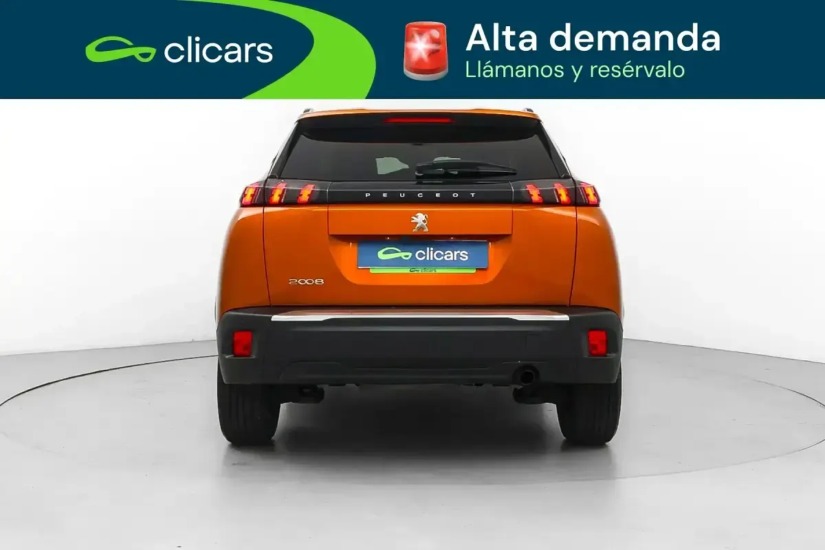 Usado Peugeot 2008 Allure 100 CV (73 kW) 2021 Naranja SUV