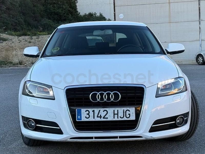 Usado Audi A3 Attraction 140 CV (102 kW) 2012 Negro Utilitario