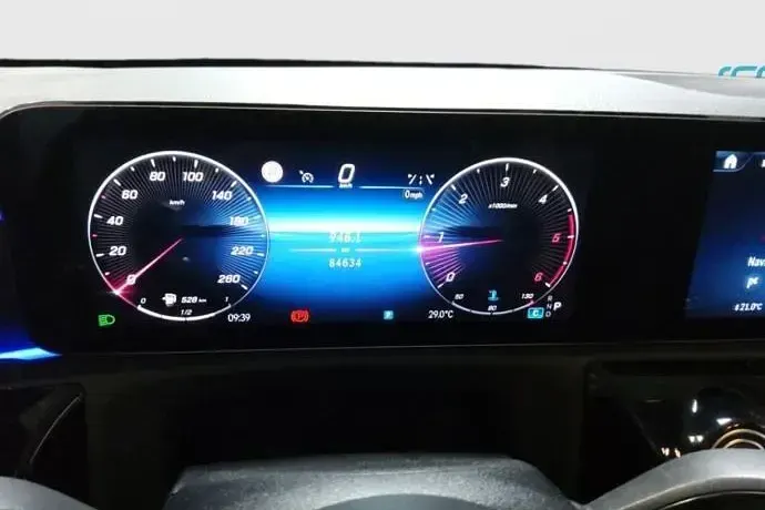 Usado Mercedes A180 116 CV (85 kW) 2023 Gris Utilitario