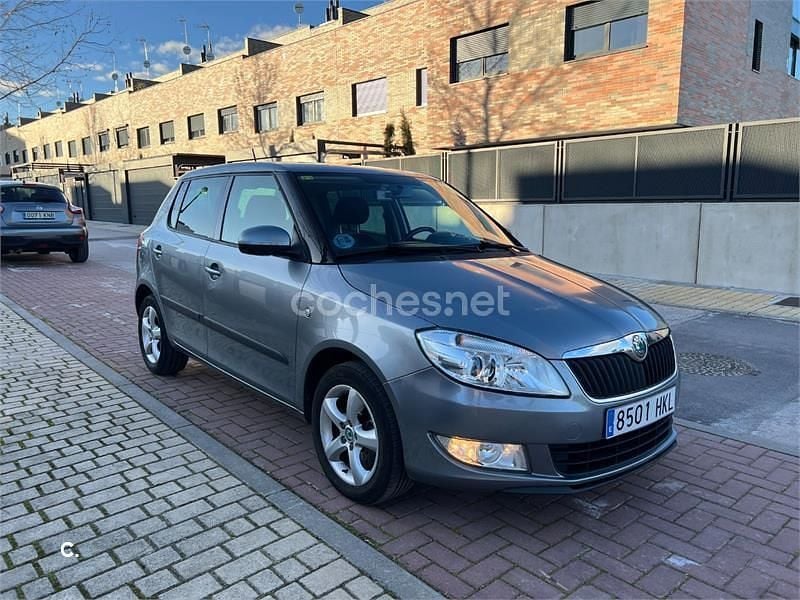 Usado Skoda Fabia Elegance 105 CV (77 kW) 2012 Gris / plata Berlina