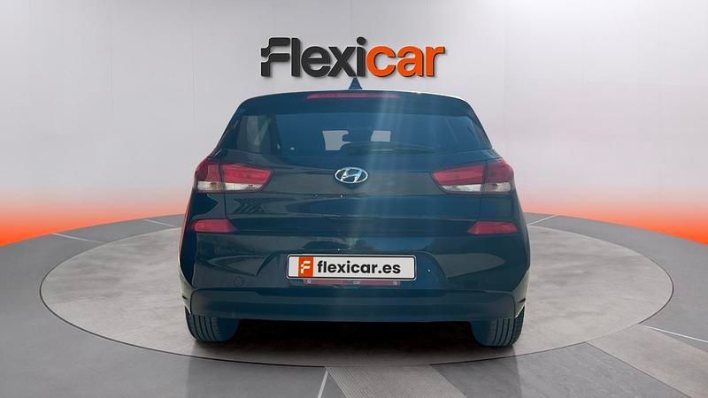 Usado Hyundai i30 120 CV (88 kW) 2018 Negro Berlina