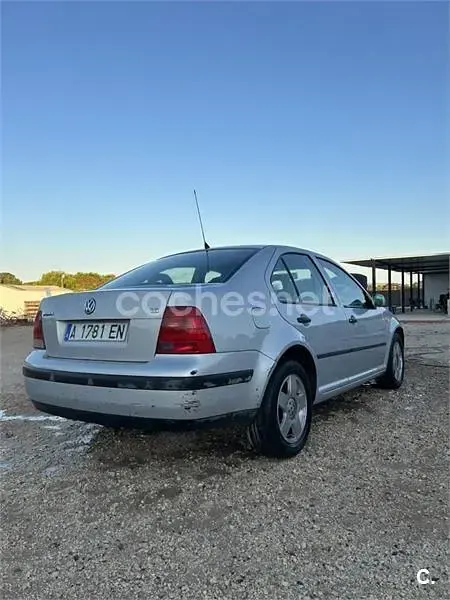 Usado VW Bora Conceptline 100 CV (73 kW) 2000 Gris / plata Berlina