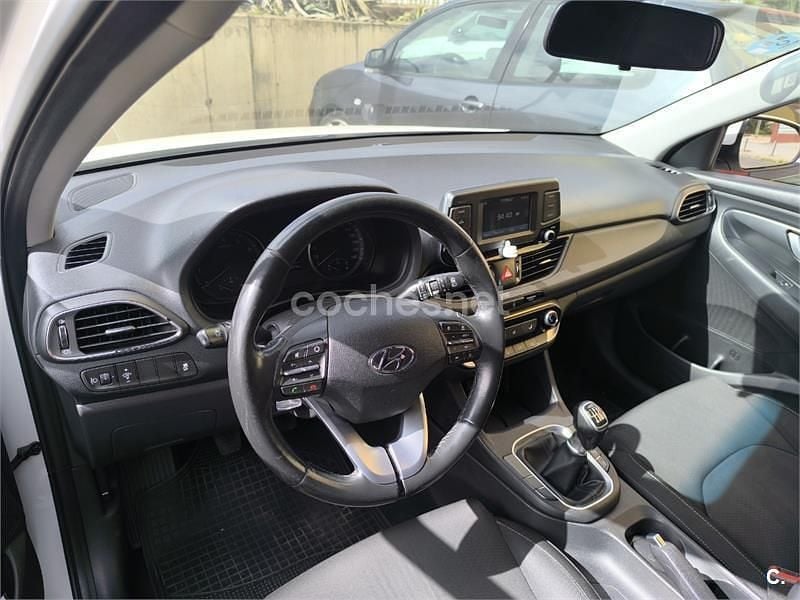 Usado Hyundai i30 100 CV (73 kW) 2018 Blanco Berlina