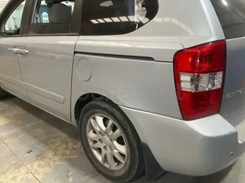 Usado Kia Carnival 185 CV (136 kW) 2007 Gris / plata Monovolumen
