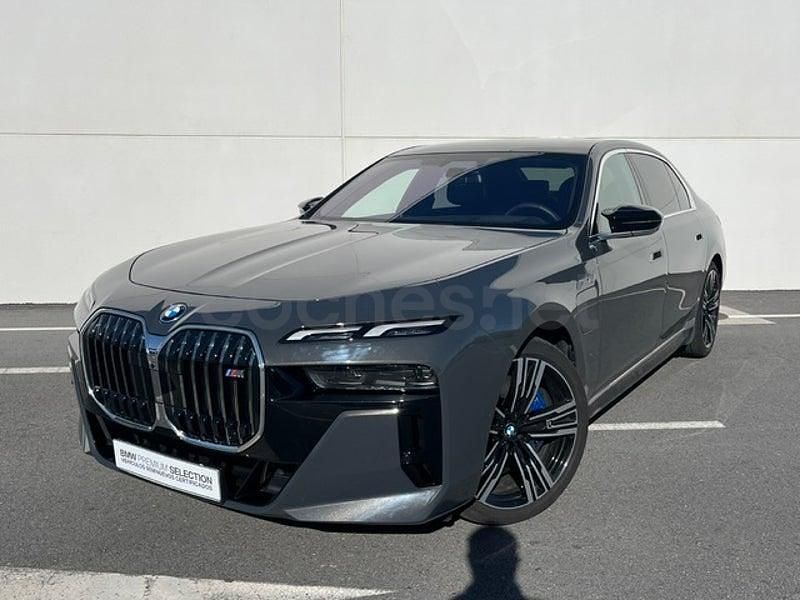 Usado BMW M760e Comfort Edition 571 CV (419 kW) 2023 Gris / plata Berlina