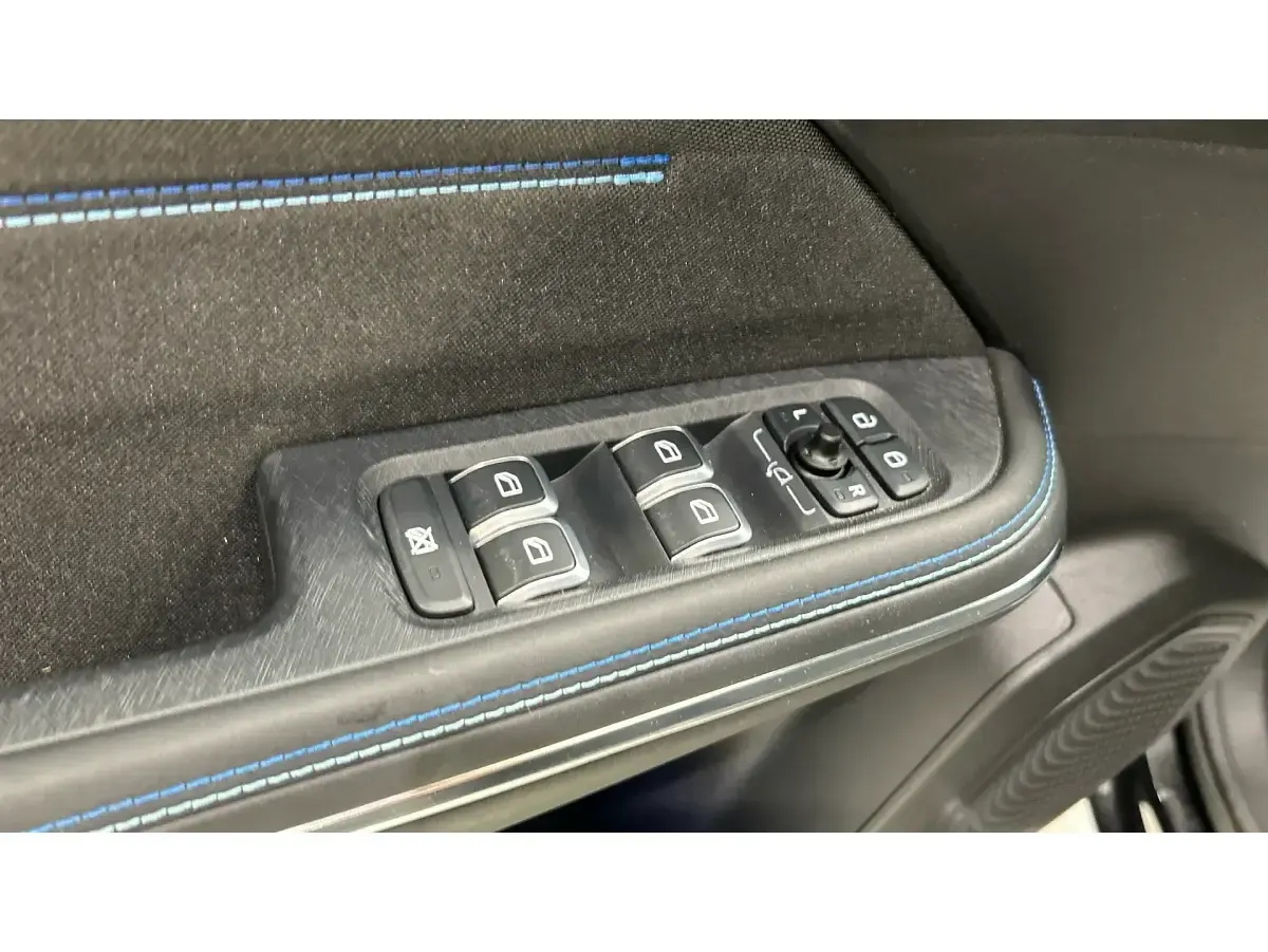 Begagnad Lynk & Co 01 261 HK (191 kW) 2023 Svart SUV
