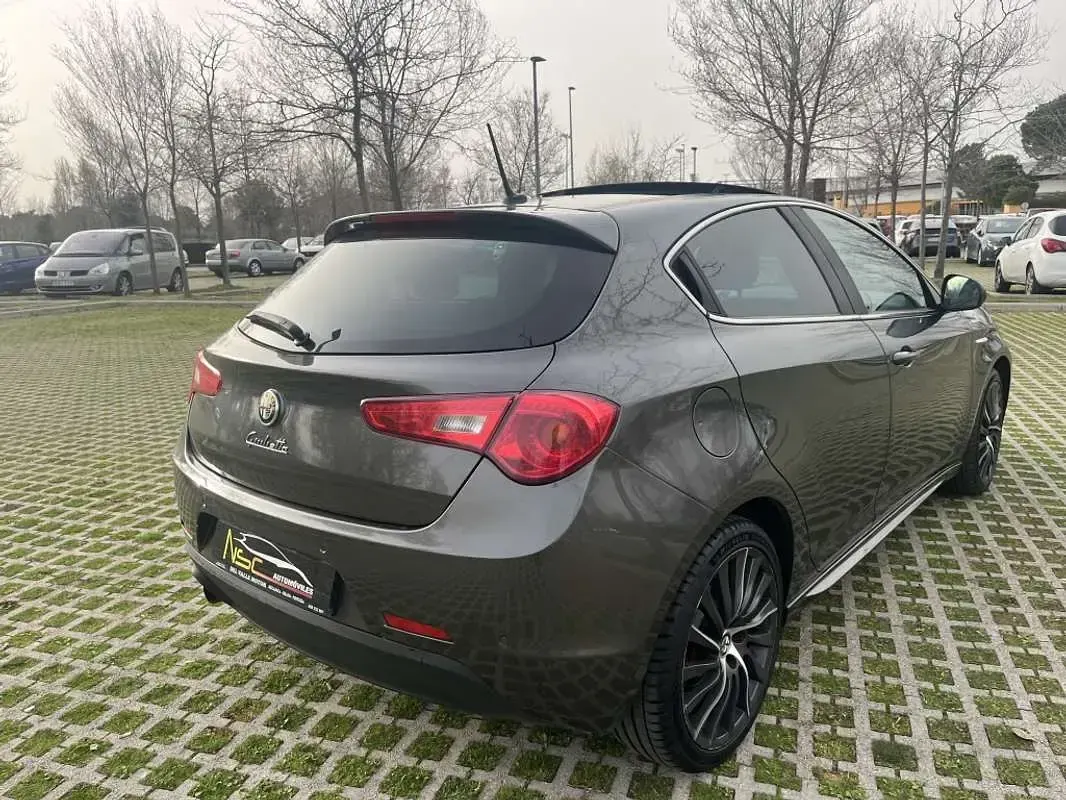 Usado Alfa Romeo Giulietta 170 CV (125 kW) 2015 Gris Utilitario
