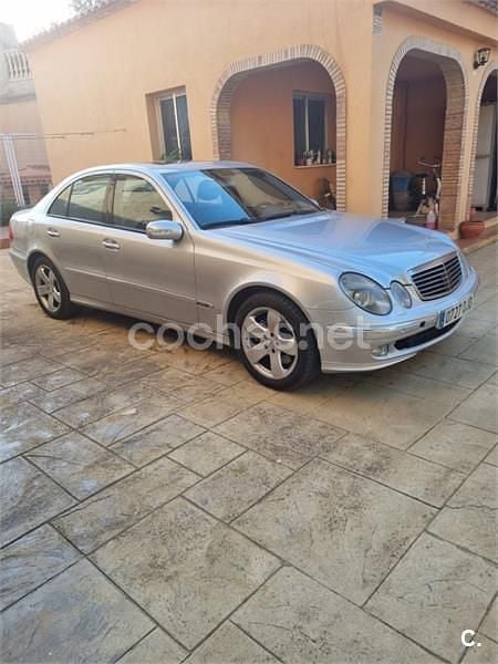 Usado Mercedes E400 Avantgarde 260 CV (191 kW) 2003 Gris / plata Berlina