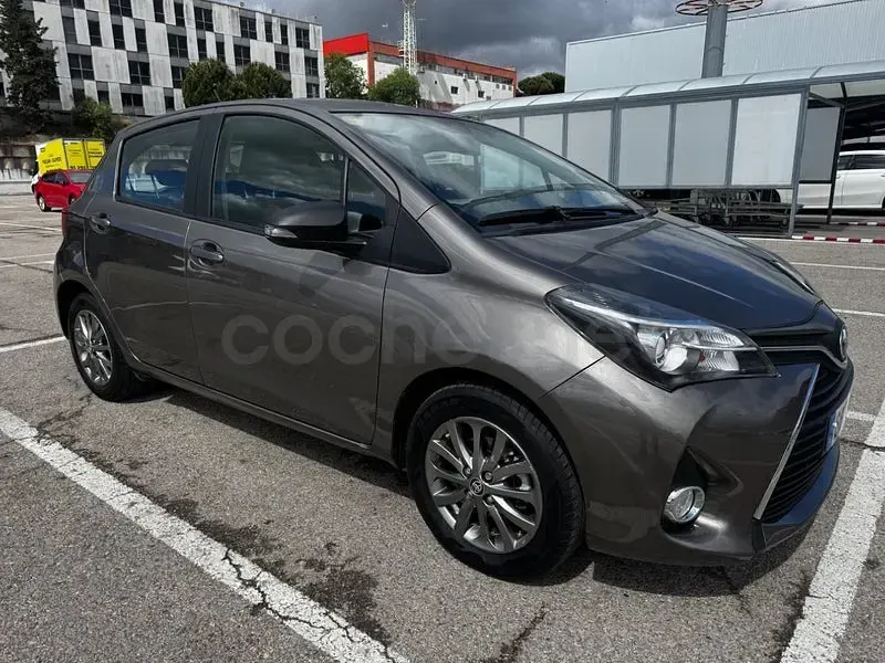 Usado Toyota Yaris Active 99 CV (72 kW) 2017 Marrón Berlina