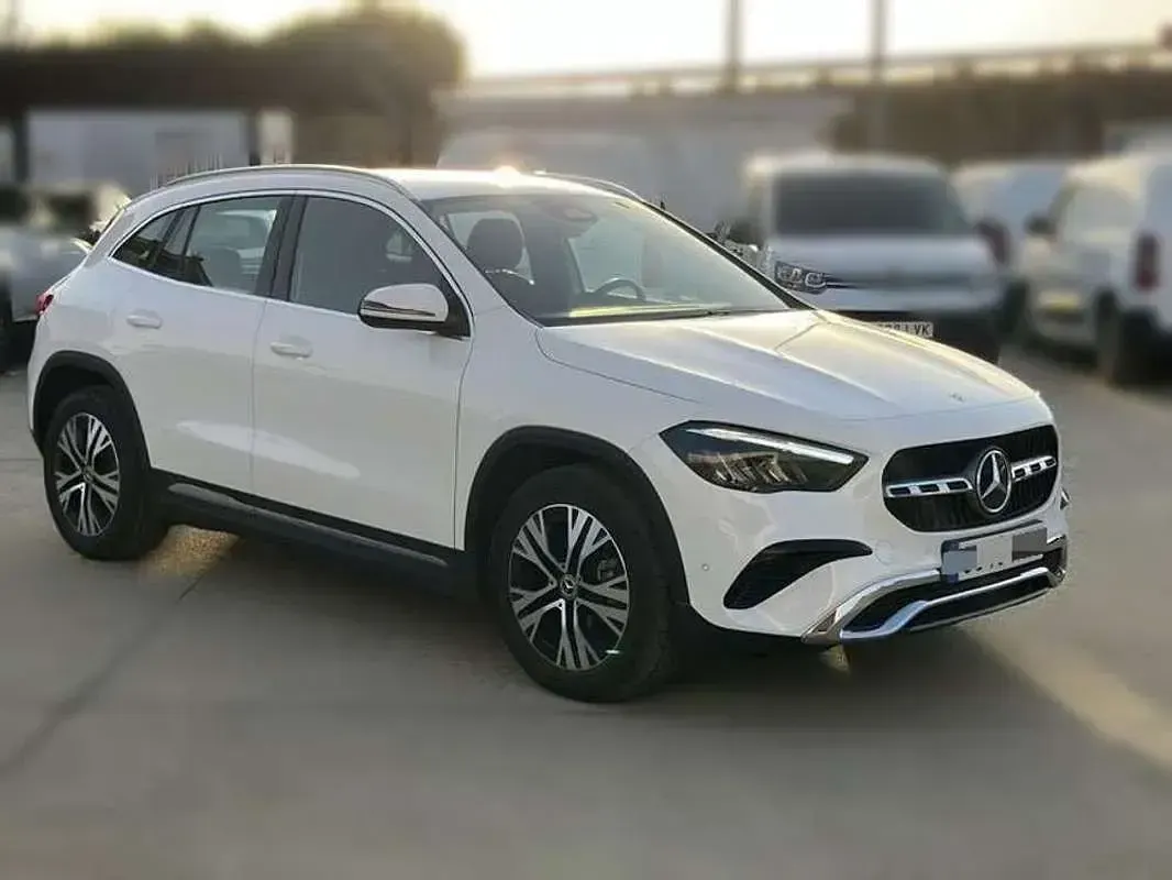 Usado Mercedes GLA200 150 CV (110 kW) 2025 Blanco SUV