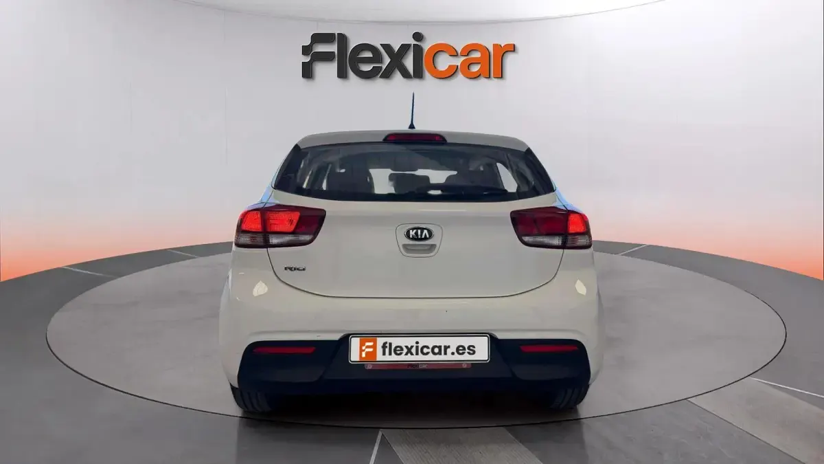 Usado Kia Rio 84 CV (61 kW) 2017 Blanco Berlina