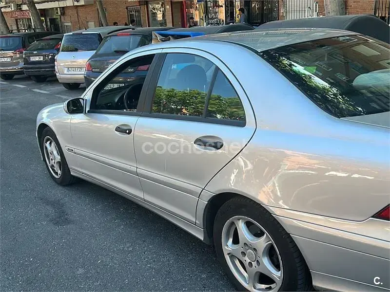 Usado Mercedes C220 Elegance 150 CV (110 kW) 2007 Gris / plata Berlina