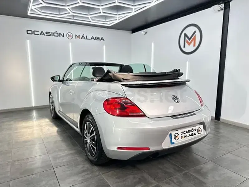 Usado VW Beetle 105 CV (77 kW) 2012 Plateado Utilitario