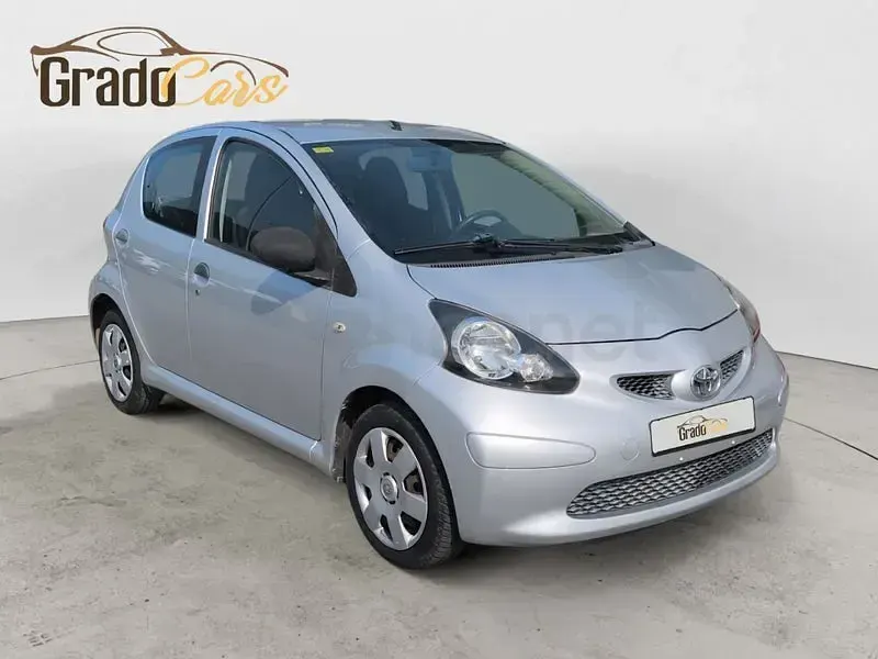 Usado Toyota Aygo 68 CV (50 kW) 2008 Gris / plata Utilitario
