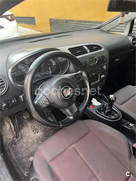 Usado Seat Leon Sport 105 CV (77 kW) 2006 Negro Berlina