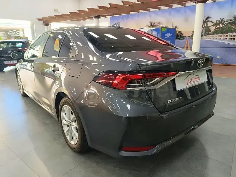 Usado Toyota Corolla Eco 140 CV (102 kW) 2025 Gris / plata Berlina